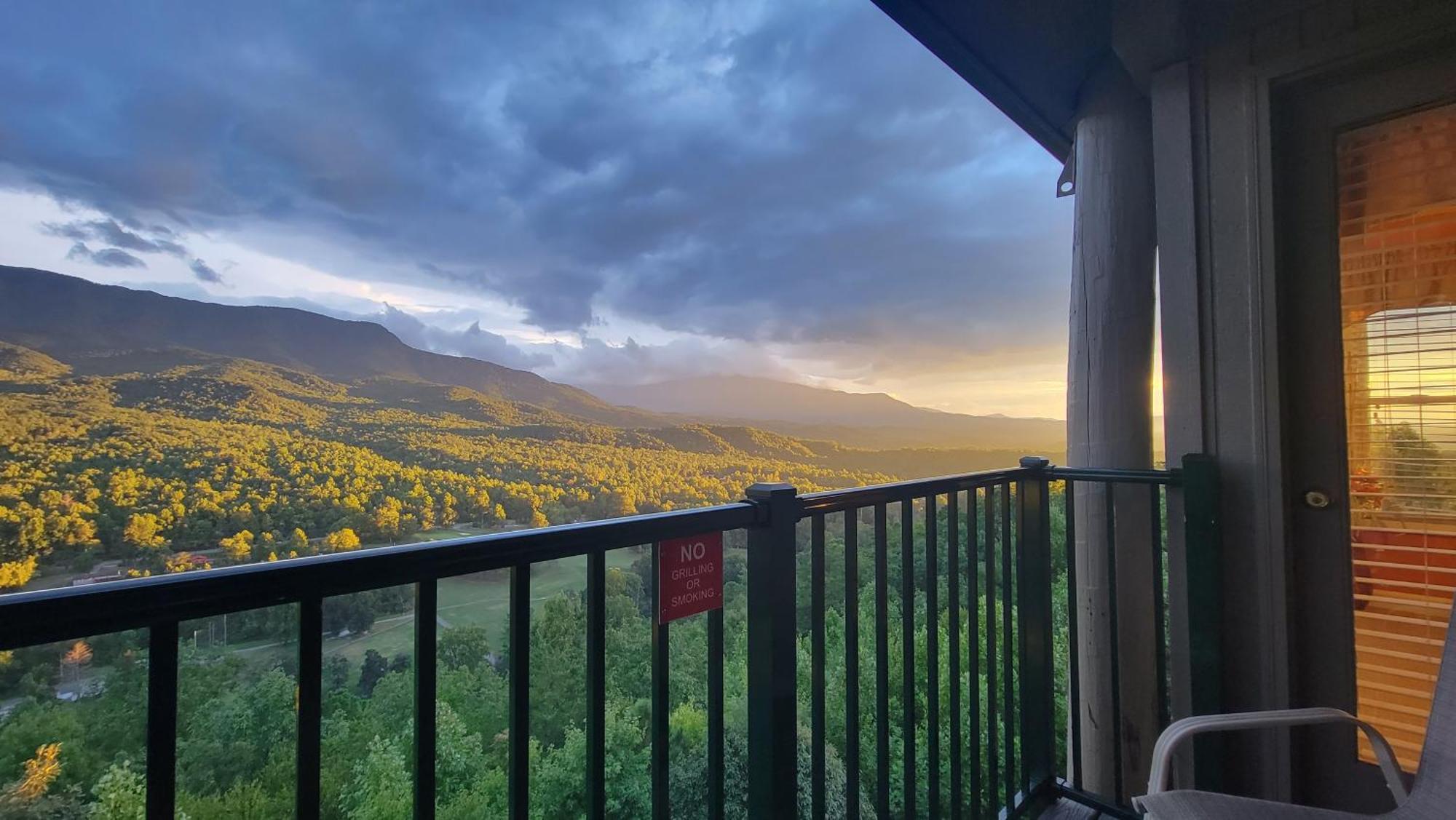 Апартаменты Stairway To Heaven, Breathtaking Mtn Views Indoor Pool & Hot Tub Гатлинбург Экстерьер фото